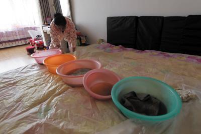 镇江楼上漏水，住户失联，小区没物管，业主维权难！律师来支招……